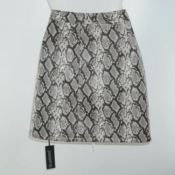 BlankNYC Snakeskin Break Away Faux Leather Skirt Size: 27 New - Picture 8 of 9
